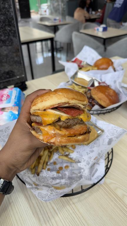 Queen's Spicy Cheese Burger image