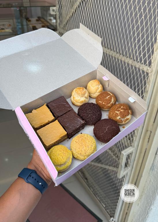 Medium Box 12 Pieces image